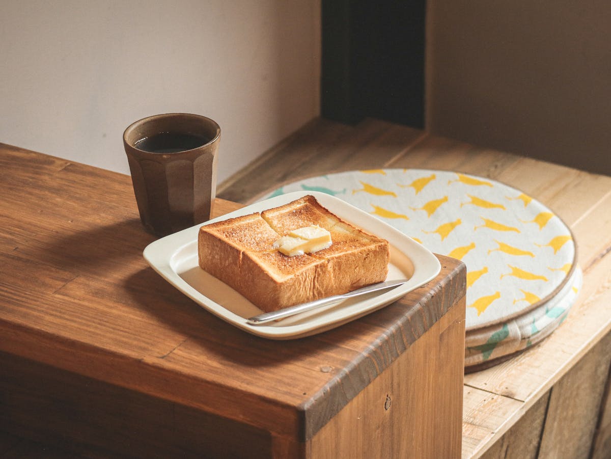 厚切りバタートーストとコーヒーのモーニングセット